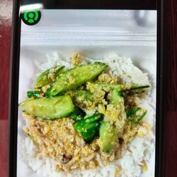 เเตงกวาผัดไข่ราดข้าว
