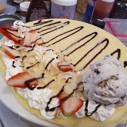 เครปเย็น อัลมอนด์ สตอเบอรี่สด ไอศครีมคุ้กกี้&ครีม