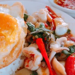 กะเพราทะเลราดข้าวไข่ดาว