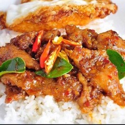 ข้าวเครื่องแกงไก่กรอบ