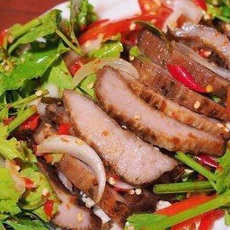 ยำคอหมูย่าง