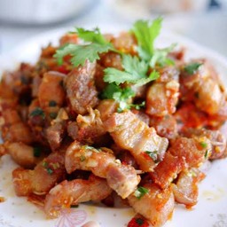 สามชั้นคั่วพริกเกลือ