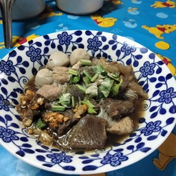 ก๋วยเตี๋ยวเนื้อย่าน้อย