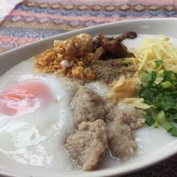 โจ๊กหมูสับธรรมดา+ไข่ลวก+เครื่องใน