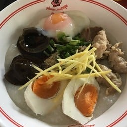 โจ๊กหมูเครื่องใน รวมสามไข่