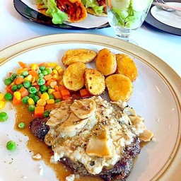 สเต๊กเนื้อฟิเลมิยองซอสเห็ด