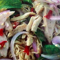 ยำแซ่บมาม่า