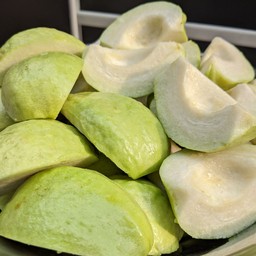 เราคัดเกรดที่ดีที่สุดในแต่ละวันมาทำน้ำผลไม้ให้ทุกคนเสมอ