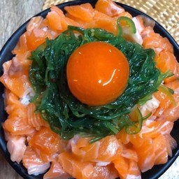 ข้าวหน้าปลาแซลมอนดิบ