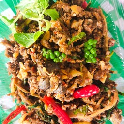 ผัดเผ็ดหนูนาหน่อไม้สับ