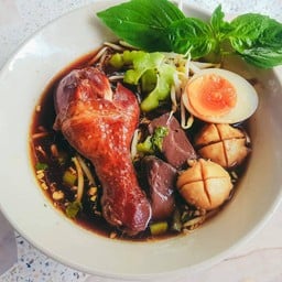 ก๋วยเตี๋ยวชินวัตร ชายกระป่อม
