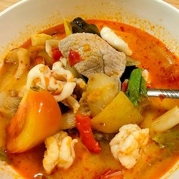 ต้มยำหมูหมึกกุ้งน้ำข้น