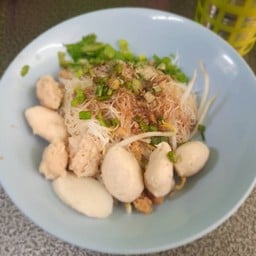ก๋วยเตี๋ยวลูกชิ้นหมูต้มยำ by น้ำหวาน