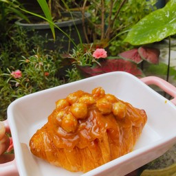 ครัวซองแมคคาดีเมีย คาราเมล (L)