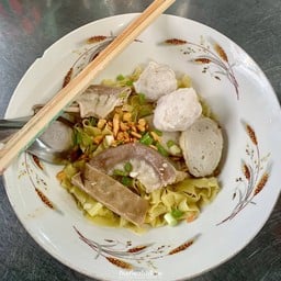 ก๋วยเตี๋ยวราชาเจ๊เฮียง