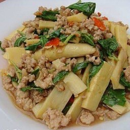 ข้าวราด กระเพราหน่อไม้ไก่สับ หรือ  หมูสับ.