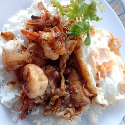 ข้าวราด กระเทียม รวมมิตร ไข่ดาว