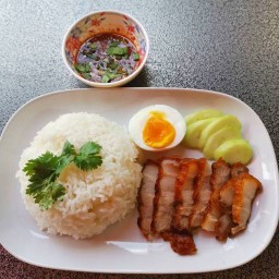 ก๋วยเตี๋ยวหมู-ข้าวหมูสามชั้นทอดน้ำปลา บีด๊อง หมู่บ้านเดอะซิมโฟนี่ 189/41 นวมินทร์163