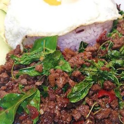 ข้าวกระเพราพริกแห้งกระทะแตก+(เนื้อชิ้น)