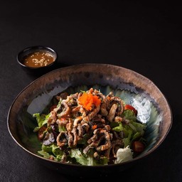 สลัดหนังปลากรอบ (Salmon skin Salad)