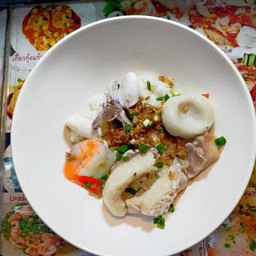 ข้าวต้มแห้งทะเลพร้อมน้ำจิ่มและซุป