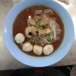 เส้นเล็กลูกชิ้นหมูเปื่อย