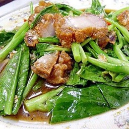 ผัดคะน้า หมูกรอบ