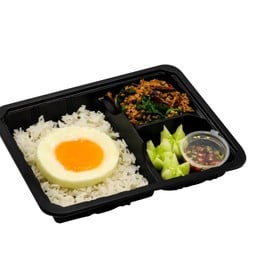 ข้าวหน้าเนื้อสับผัดพริกแห้งใบยี่หร่า + ไข่ดาว