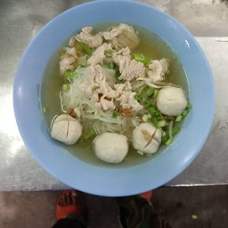 เส้นเล็กลูกชิ้นหมูสดน้ำใส