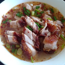 ก๋วยเตี๋ยวหมูกรอบ
