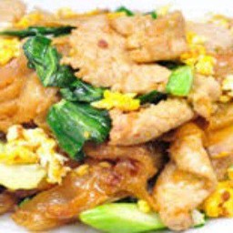 เส้นใหญ่ ผัด ซีอิ้ว หมู หรือ ไก่