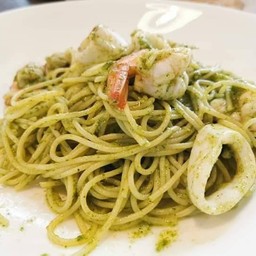 Spaghetti pesto seafood