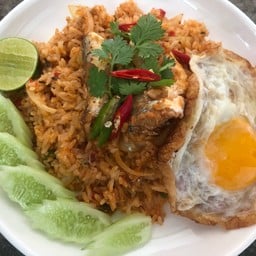 ข้าวผัดยำปลากระป๋อง + ไข่ดาว