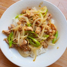 ไก่กระเทียมราดข้าว