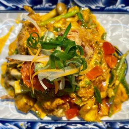 ปูนิ่มผัดผงกะหรี่ไข่เค็ม