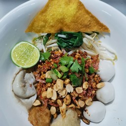 ก๋วยเตี๋ยวลูกชิ้นปลาต้มยำ