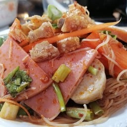 ยำหมี่โบโลน่า หมูกรอบอร่อยกรอบบบบบ ใส่โบโลน่าได้รสชาดใหม่ๆๆๆ มีพริกเผา เปรี้ยวหว