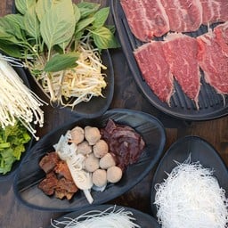 ให้เส้นมาสองจาน เนื้อพรีเมี่ยม 120 กรัม และตับ ลูกชิ้น ผ้าขี้ริ้ว และเนื้อตุ๋น