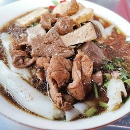 คุณย่าชิ้นก๋วยจั๊บ อร่อยดี