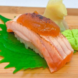 SALMON SAIKYO NIGIRI ซูชิแซลมอนซอสไซเกียว