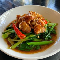 ผัดคะน้าหมูกรอบ