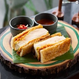 แซนด์วิชสอดไส้อกไก่ซูวีด์เนื้อนุ่ม กินคู่กับน้ำจิ้มอาจาด สูตรเด็ดของทางร้าน