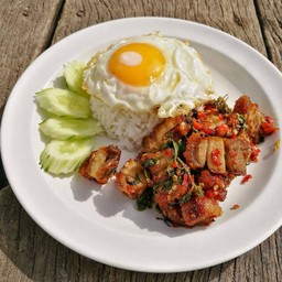 ผัดกระเพราราดข้าว