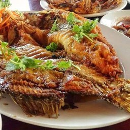 ปลากระพงทอดราดน้ำปลา