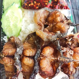 ข้าวปลาดุกชิ้นทอด น้ำพริกดำ