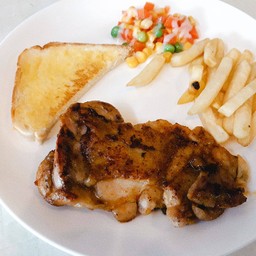 สเต็กไก่นิวออรีน ((ใช้ไก่สะโพกที่เต้นมาจนเนื้อหนุบหนับ หมักด้วยใจ)