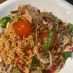 ยำมาม่าหมูยอไข่แดงปลาร้า