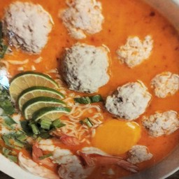 มาม่าต้มยำทรงเครื่องหมูเด้ง