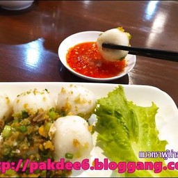 ของกินเล่น ลูกชิ้นปลาลวกจิ้ม 65 บาท