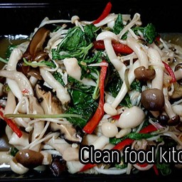 ข้าวไรซ์เบอรี่+อกไก่ผัดเห็ดรวมน้ำมันหอย